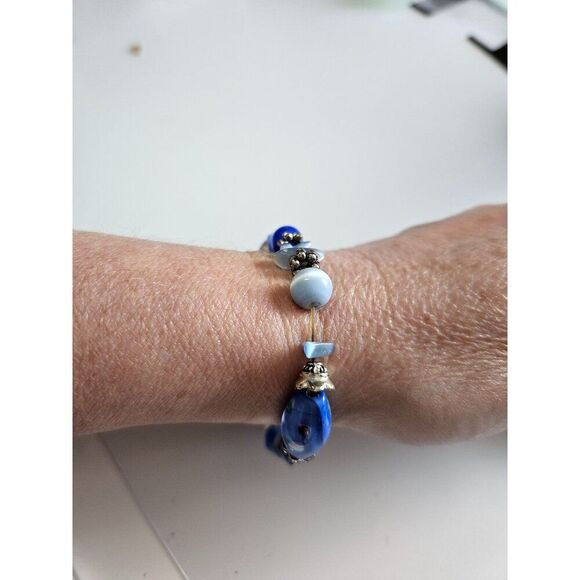 Blue glass beaded bracelet - Picture 1 of 7